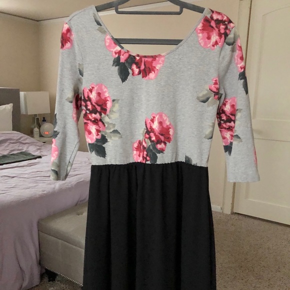 H&M Dresses & Skirts - Gray and black floral dress with scoop neckline